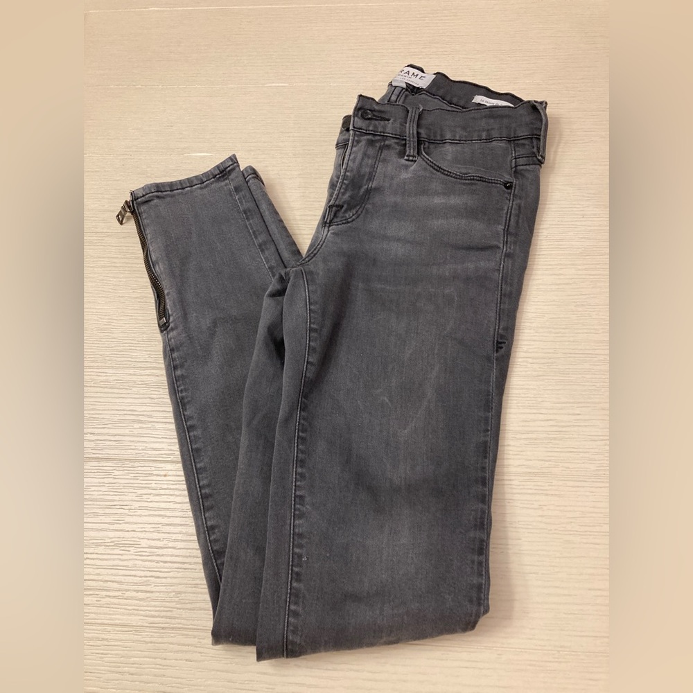 Frame Denim Le Skinny De Jeanne
Jeans in Grey's Inn (Grey) - Size 26
